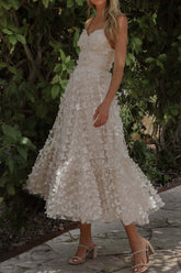 Elegante vestido midi de encaje con tirantes